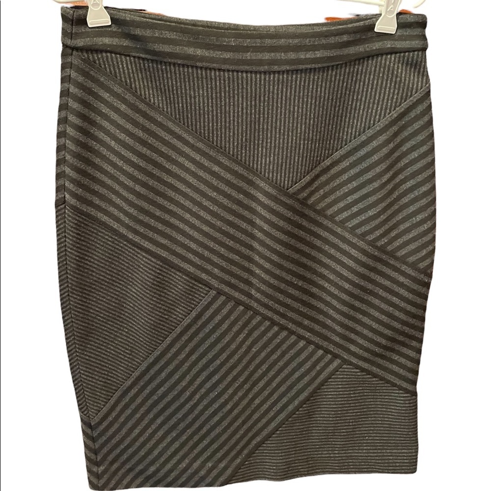 NWOT Grace Elements Woman’s geometric black and‎ gray striped skirt size 6